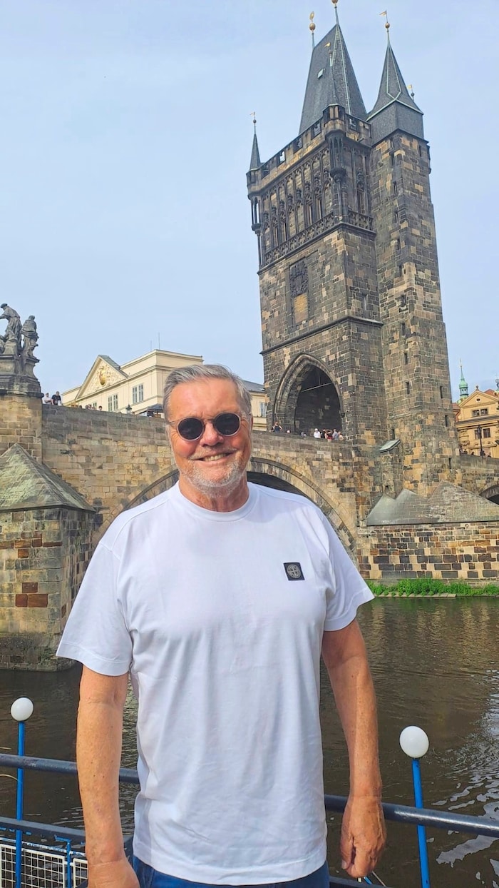 „Krone“-Autor Gerhard Felbinger vor der imposanten Karlsbrücke.