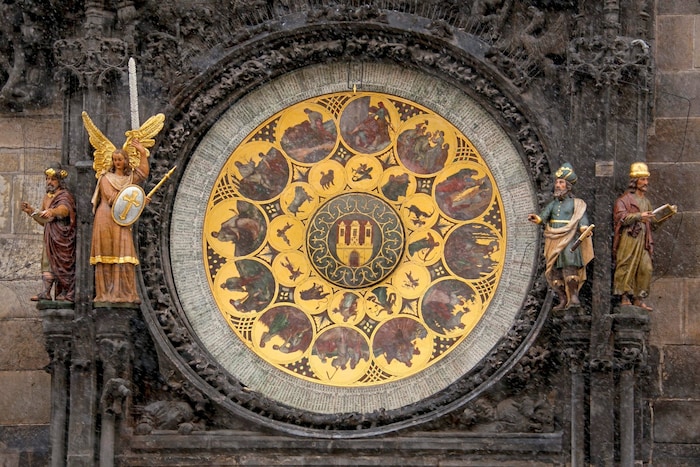 Touristisches Spektakel zu jeder vollen Stunde. Dem Macher des Uhr-Wunderwerkes wurden nach ...