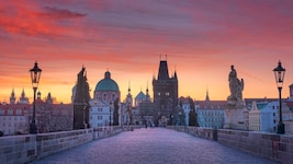 Pure Mystik: Die Karlsbrücke noch vor Sonnenaufgang. Am Tag wird es heftig – 10 Millionen ...