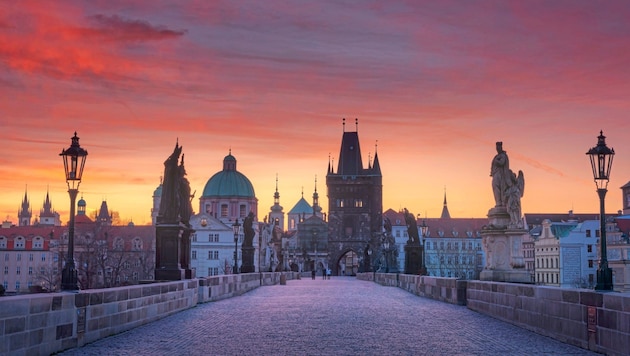 Pure Mystik: Die Karlsbrücke noch vor Sonnenaufgang. Am Tag wird es heftig – 10 Millionen ...