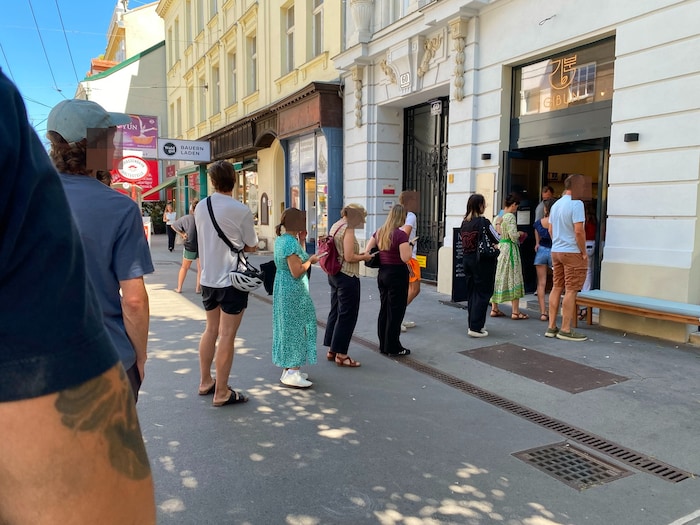 Auch in einem Tee-Shop auf der Döblinger Hauptstraße können Schutzbrillen ergattert werden.
