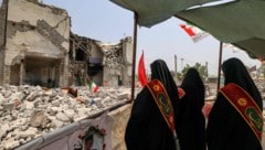 Frauen bei einer zerstörten Volksschule im Iran