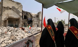 Frauen bei einer zerstörten Volksschule im Iran