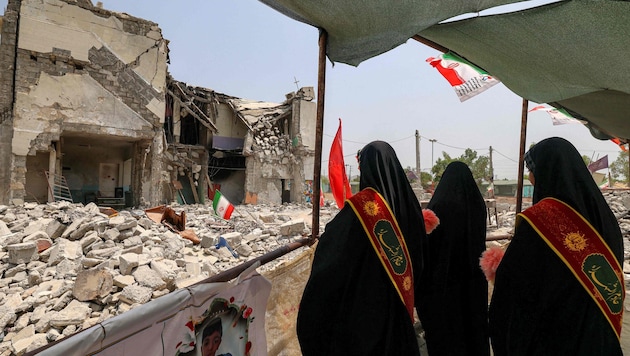 Frauen bei einer zerstörten Volksschule im Iran
