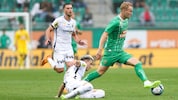 Stürmer Oliver Strunz bei Rapids Profis am Ball.