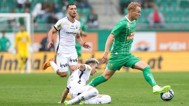 Stürmer Oliver Strunz bei Rapids Profis am Ball.
