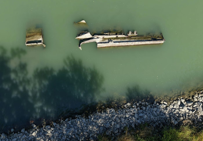 Im seichten Wasser sieht man die Relikte aus dem Zweiten Weltkrieg.