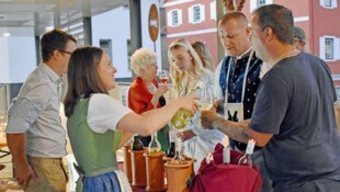 Edle Tropfen aus Kärnten werden beim Hof- und Kellerfest den Besuchern kredenzt.