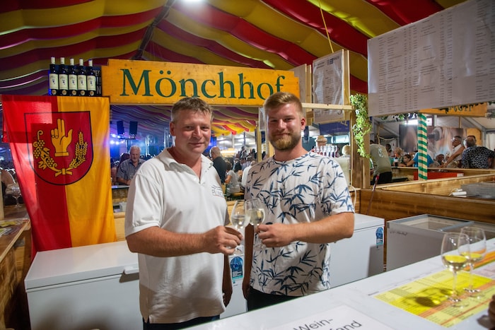 Nach Ende der Messe wanderten viele noch ins Weinzelt, um etwa am Mönchhof-Stand bei Hannes ...