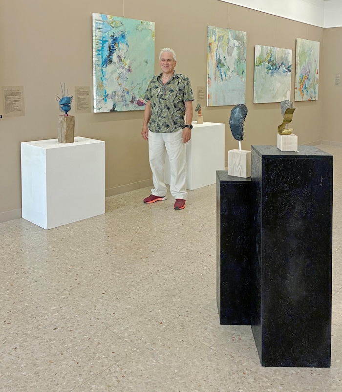 ZESI Sigi Zellot führt durch die aktuelle Ausstellung „::Irrgarten des Sehens::“.