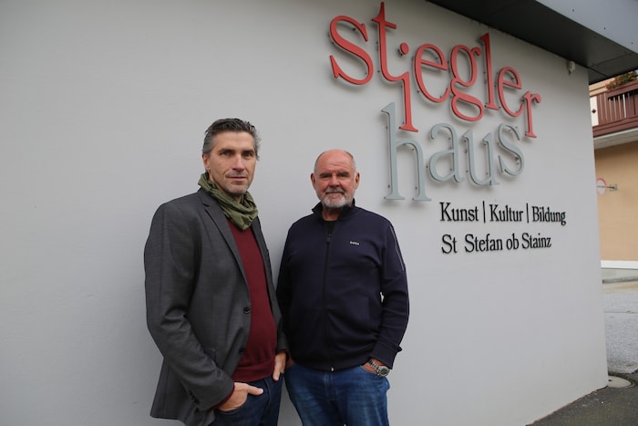 Thomas Sobotka (li) mit seinem Vorgänger August Schmölzer vor dem Stieglerhaus in St. Stefan ob ...