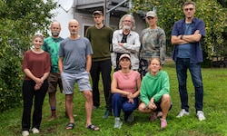 Thomas Sobotka (ganz rechts) mit dem Team für das Stück im Stieglerhaus – viele waren schon zu ...