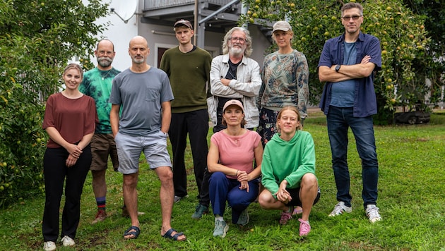 Thomas Sobotka (ganz rechts) mit dem Team für das Stück im Stieglerhaus – viele waren schon zu ...