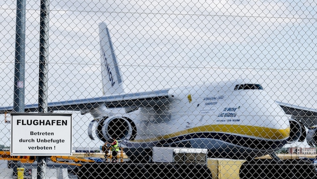 Die Sprengdrohne schlug in die Tragfläche des Antonow-Frachtflugzeugs ein.