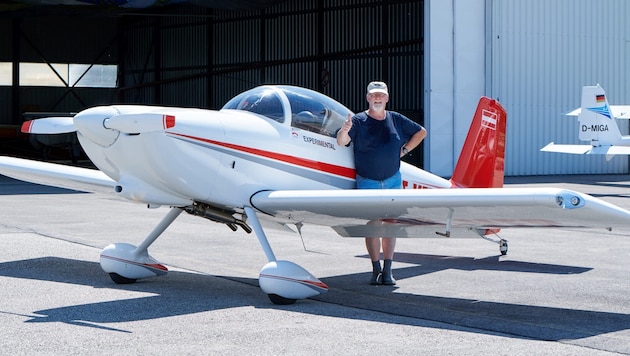 Franz Piller und sein Flugzeug – erbaut in rund 3500 Arbeitsstunden.