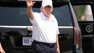 Donald Trump im Golf-Outfit. Und damit nichts passiert, jetzt auch mit Luftabwehr. 