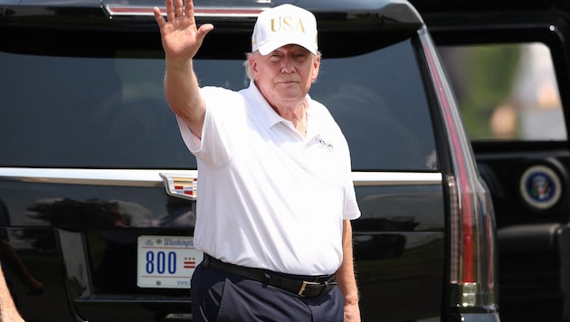 Donald Trump im Golf-Outfit. Und damit nichts passiert, jetzt auch mit Luftabwehr.