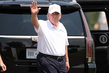 Donald Trump im Golf-Outfit. Und damit nichts passiert, jetzt auch mit Luftabwehr. 
