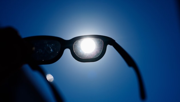 Wer ohne eine geeignete Brille die Sonnenfinsternis beobachtet, riskiert schwere Augenschäden.