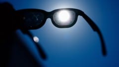 Wer ohne eine geeignete Brille die Sonnenfinsternis beobachtet, riskiert schwere Augenschäden.