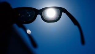 Wer ohne eine geeignete Brille die Sonnenfinsternis beobachtet, riskiert schwere Augenschäden.