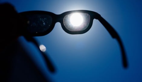 Wer ohne eine geeignete Brille die Sonnenfinsternis beobachtet, riskiert schwere Augenschäden.