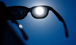 Wer ohne eine geeignete Brille die Sonnenfinsternis beobachtet, riskiert schwere Augenschäden.