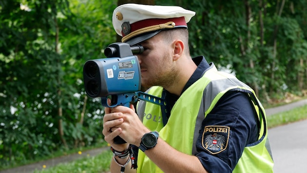 The young speeder was caught by laser on the B133 near Straßham.