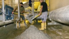 Mit Hochdruck wird an den Aufräumarbeiten in der Kläranlage Sölden gearbeitet.