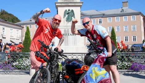 Richard White und Steve Dyson kam mit dem Fahrrad nach Salzburg.