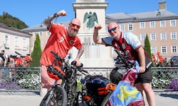 Richard White und Steve Dyson kam mit dem Fahrrad nach Salzburg.