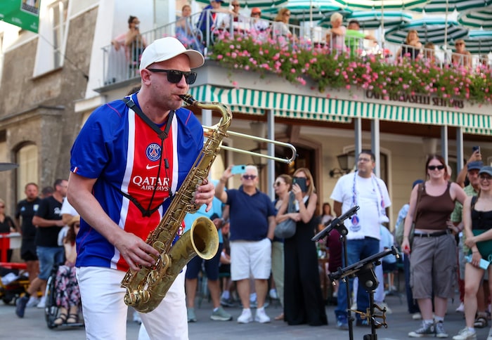 Die Paris-Fans brachten ihre eigene Band mit.