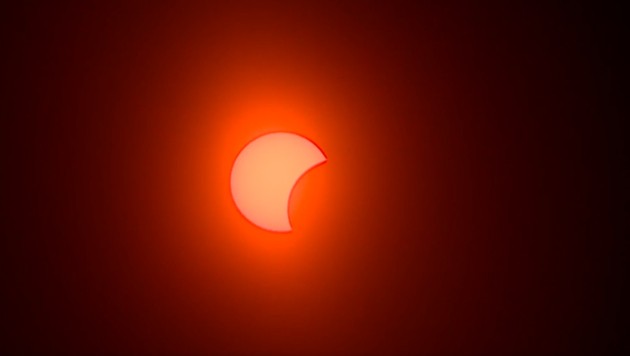 Nach einigen Minuten verdunkelt sich die Sonne zunehmend.