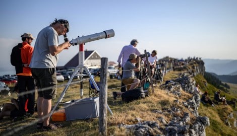 In ganz Europa beobachteten Menschen die Sonnenfinsternis. 