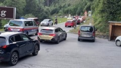 Das Himmelsspektakel lockte zahlreiche Interessierte an. Die Zufahrtsstraße zur Seilbahn war ...