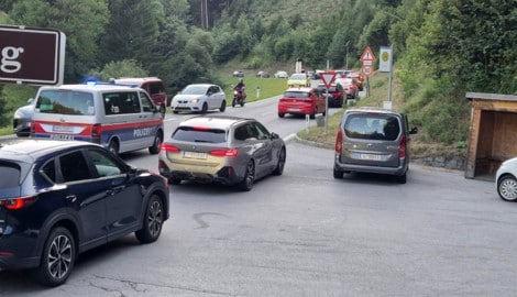 Das Himmelsspektakel lockte zahlreiche Interessierte an. Die Zufahrtsstraße zur Seilbahn war ...