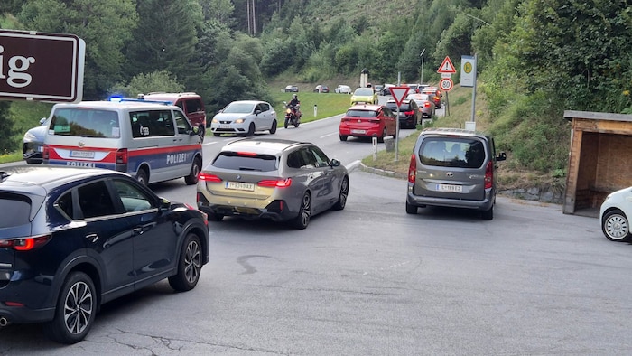 Die Zufahrtsstraße zur Seilbahn war verstopft.