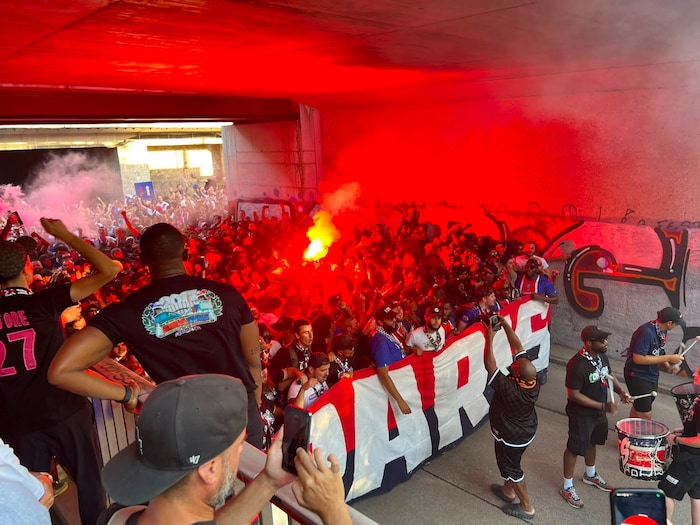 Die Fans marschierten gemeinsam zum Stadion.
