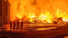 In Mettmach stand ein Entsorgungsbetrieb in Flammen
