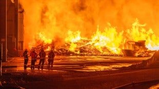 In Mettmach stand ein Entsorgungsbetrieb in Flammen