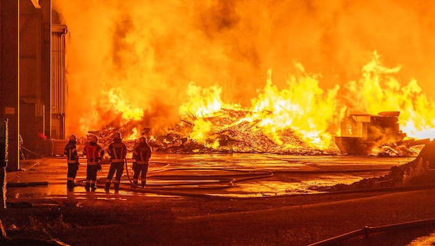 In Mettmach stand ein Entsorgungsbetrieb in Flammen