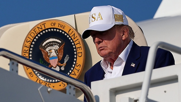 US-Präsident Donald Trump flüchtete in einem Catering-Container aus der Air Force One, während ...