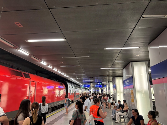 Zwischen Wien Mitte und Wien Geiselbergstraße wurde ein Schienenersatzverkehr eingerichtet. ...