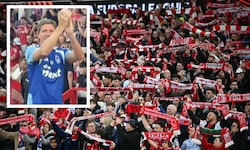 Die Fans von Nottingham Forest feiern Oliver Glasner und Xaver Schlager. 