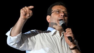 Ekrem Imamoğlu ist seit mehr als einem Jahr wegen angeblicher Korruption in Haft. Als ...