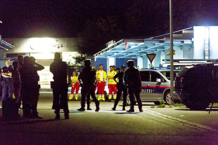 Ratlose Gesichter und Kopfschütteln unter den Rettungseinheiten.