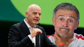 Luis Enrique (r.) möchte sich nicht zur Causa rund um Gianni Infantino (l.) äußern.