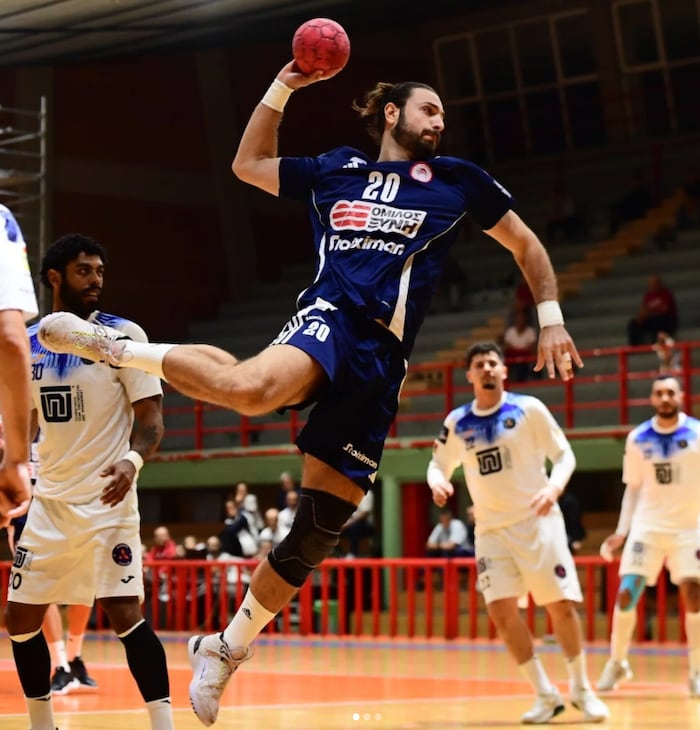 Tsanaxidis (am Ball) kam im Sommer von Olympiakos nach Vöslau.