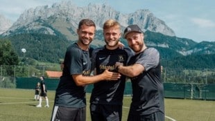 Kevin Stöger (li.) und Mathew Collins (Mitte) mit Björn Schulz (re.) bei dessen ...