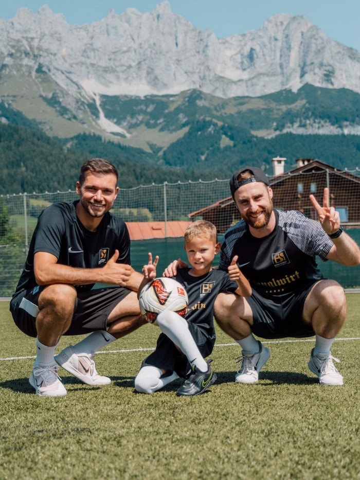 Kevin Stöger und Björn Schulz mit einem der jungen Teilnehmer.